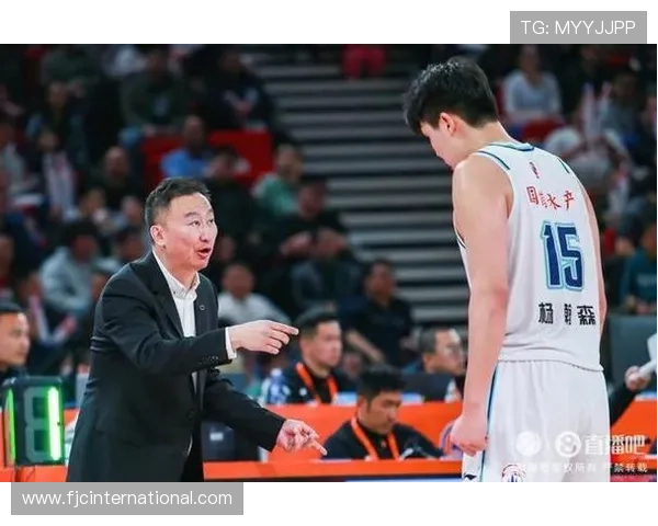 杨瀚森重返青岛篮球公园 与恩师刘维伟深情相拥引全场热议