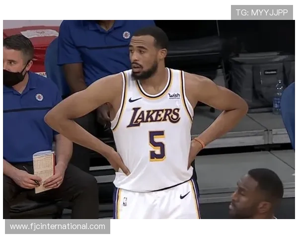 西索科精准空切篮下 无视防守完成惊艳折叠暴扣 西索科精准空切篮下 无视防守完成惊艳折叠暴扣